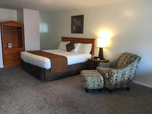 Cama o camas de una habitación en Rest Assured Inns & Suites