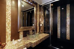 bagno con lavabo e doccia di Dimora Storica ''Casa Sicuro'' a Martano