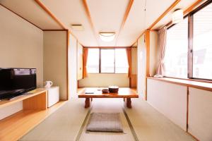 TV a/nebo společenská místnost v ubytování Tsuruya Ryokan
