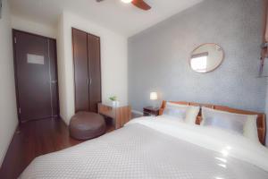 Tempat tidur dalam kamar di FINOA Residential Suite Kagurazaka