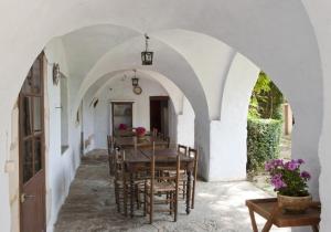 ein Esszimmer mit einem Tisch und Stühlen in einem Gebäude in der Unterkunft Casa Prat in Sant Feliu de Pallerols