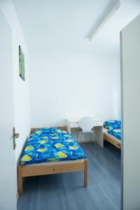 Un pat sau paturi într-o cameră la Hostel M