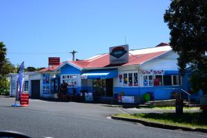 una gasolinera azul al lado de una carretera en Waipu Cove Resort, en Waipu