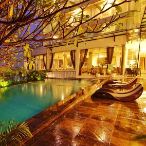Swimming pool sa o malapit sa Royal Hotel Bogor