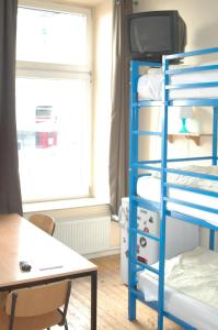 מיטה או מיטות קומותיים בחדר ב-Buch-Ein-Bett Hostel