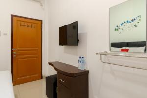 Телевизия и/или развлекателен център в RedDoorz near Kejaksan Station Cirebon 2