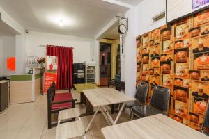 Χώρος καθιστικού στο RedDoorz Syariah near Ciledug Station +14 φωτογραφίες