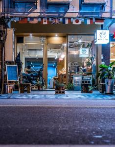 una tienda frente con una motocicleta estacionada fuera de ella en World Inn 窩二樓小客棧民宿 en Hualien