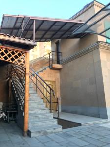 una rampa di scale che porta a un edificio di Bright Guesthouse in the center of Yerevan! a Yerevan
