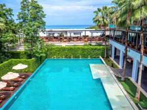 widok na basen w ośrodku w obiekcie Wyndham Sea Pearl Resort, Phuket w Patong Beach