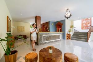 kobieta stoi w salonie w obiekcie Ashoka Tree Resort at Tanggayuda w mieście Ubud +90 zdjęć