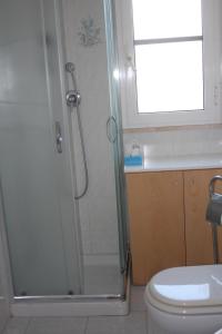 een badkamer met een douche en een toilet bij Casa Carapelle Grazioso villino alto Salento in Torre Canne