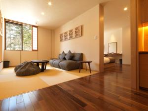 Posezení v ubytování Niseko Konbu Onsen Tsuruga Moku-no-sho