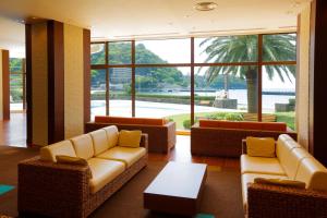 Posezení v ubytování Ooedo Onsen Monogatari Toi Marine Hotel