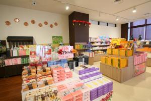 Supermarket nebo jiné obchody v  ryokanu nebo okolí