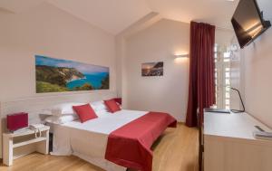 1 dormitorio con 1 cama blanca grande con almohadas rojas en FUTURA COUNTRY HOUSE, en Monte Roberto