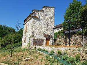 an old stone building on the side of a hill at Le pigeonnier de felines in Caylus