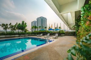 Bazén v ubytování Crystal Crown Hotel Petaling Jaya nebo v jeho okolí