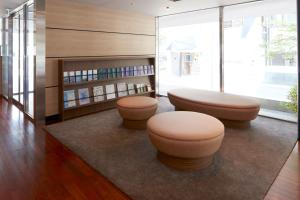 横浜市にあるホテルマイステイズ横浜の本棚付きの部屋