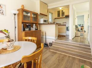 a kitchen and dining room with a table and chairs at Bonnie Brae Cottage in Hepburn Springs +9 photos