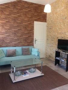 ein Wohnzimmer mit einem blauen Sofa und einem Klavier in der Unterkunft Villa Nature 02 in Meunet-sur-Vatan