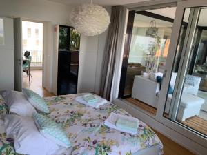 una camera da letto con un letto con cuscini sopra di 3-bedroom apartment with spectacular view a Neuchâtel