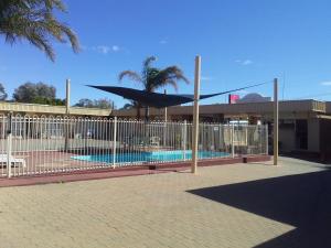 
The swimming pool at or near Desert Sand Motor Inn

