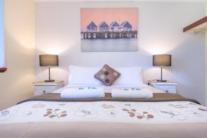 En eller flere senge i et værelse på Surfside Ocean Beach Denmark Holiday Accommodation