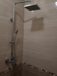 um chuveiro numa casa de banho com uma porta de vidro em Apart-studio Dreamtime em Chisinau