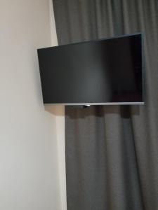 een flatscreen-tv aan een muur bij Apart-studio Dreamtime in Chişinău