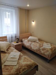 1 dormitorio con 2 camas y ventana en Arena Irkutsk en Irkutsk
