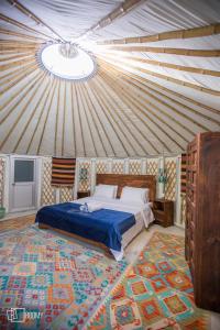 Roomy Yurts, Minapin Nagar Hunza tesisinde bir odada yatak veya yataklar