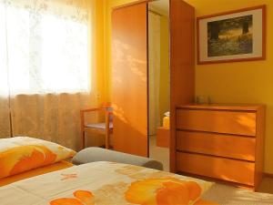 a bedroom with a bed and a dresser and a window at Ferienwohnung Schnee in Bischoffingen