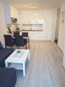 Kuchyňa alebo kuchynka v ubytovaní Apartamenty Bliżej Morza Kasprowicza