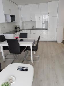 Kuchyňa alebo kuchynka v ubytovaní Apartamenty Bliżej Morza Kasprowicza