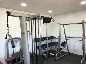 una habitación con un gimnasio con un estante de pesas en Hotel Restaurante Santa Cruz, en Santa Cruz de Mudela