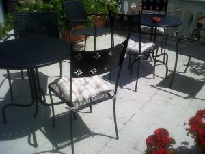 un grupo de sillas y mesas en un patio en B&B Casa Laviano en Melfi