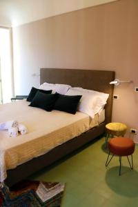 um quarto com uma cama grande com dois bichos de peluche em Casa dei Giurati em Palazzolo Acreide