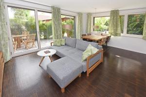 a living room with a couch and a table at Unter den Eichen in Eichwalde