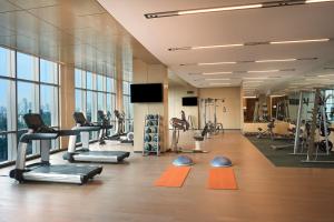 un gimnasio con equipamiento de ejercicio en un edificio en InterContinental Hotels Jakarta Pondok Indah, an IHG Hotel, en Yakarta