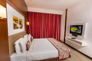 Un pat sau paturi într-o cameră la Hash Six Hotels