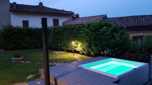 アリアーノ・テルメにあるHotel Locanda San Giacomoの庭のデッキに座るスイミングプール