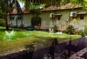 Zahrada ubytování Breathing Earth - Rooms and Pool