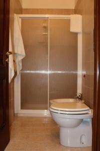 La salle de bains est pourvue de toilettes et d'une douche en verre. dans l'établissement Remarè Casa vacanze, à Gallipoli