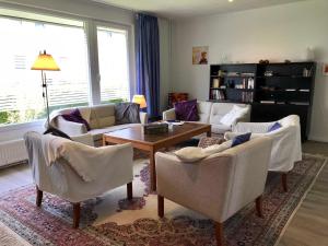 ein Wohnzimmer mit einer Couch und einem Tisch und Stühlen in der Unterkunft Ferienhaus "Auf dem Bremsberg" in Glücksburg