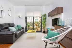 - un salon avec un canapé et une chaise dans l'établissement Stay U-nique Apartments Ricart, à Barcelone