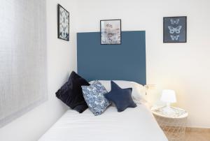En eller flere senge i et værelse på Stay U-nique Apartments Ricart