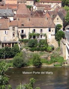 Vaade majutusasutusele Maison Porte del Marty linnulennult