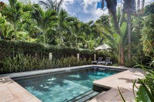 Der Swimmingpool an oder in der Nähe von Villa Vakoa - Tranquil Villa With Lush Gardens