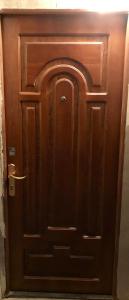 drewniane drzwi w pokoju z: w obiekcie Room in Apartment at Tigrana Metsa w Erywaniu